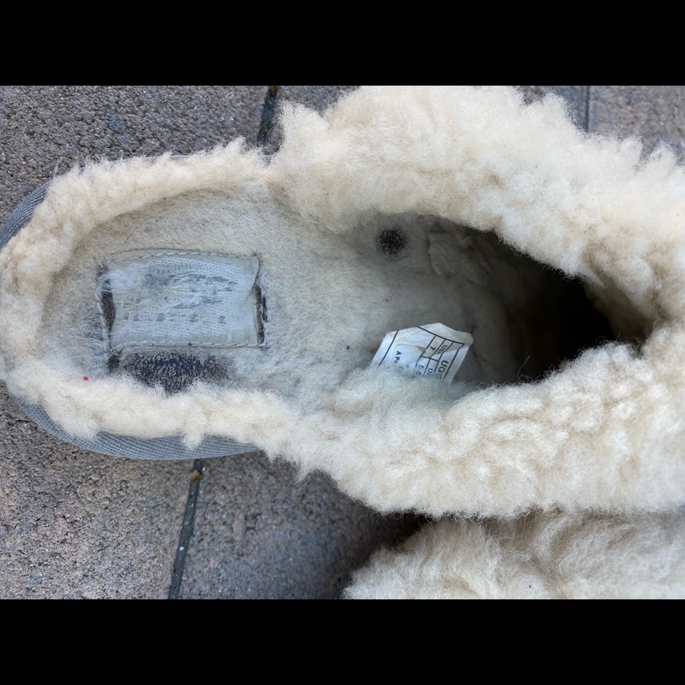 (932) UGG Slippers - Picture 7 of 8